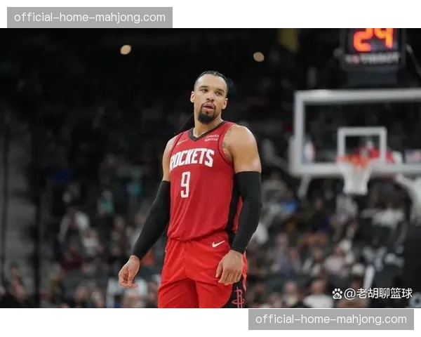 冲突瞬间：狄龙·布鲁克斯与追梦格林发生口角各吃一T